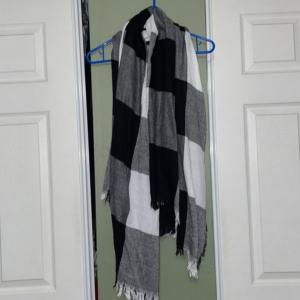 Womenโs Black and White Scarf, Super Cute and Great Condition!